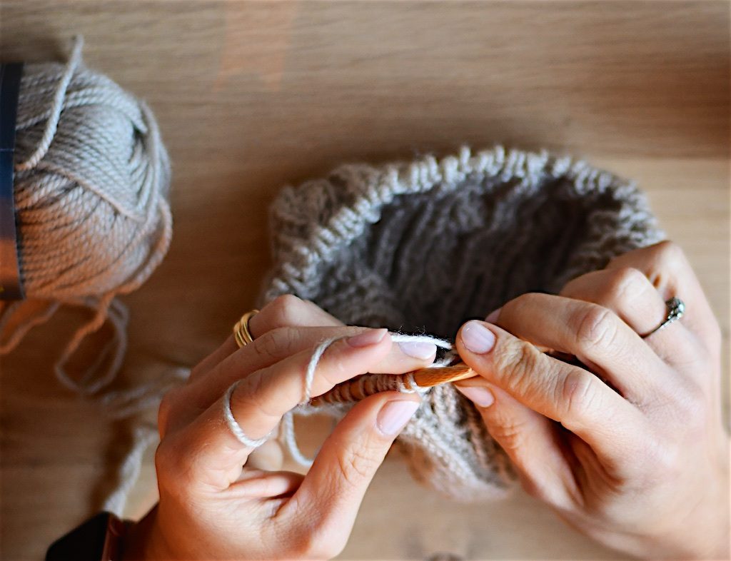 Pourquoi tricoter avec des aiguilles circulaires - Binge Tricot