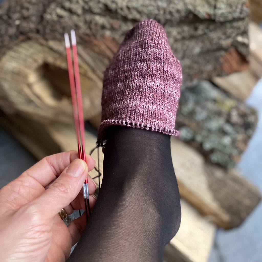 Guide pour tricoter ses premières chaussettes en aiguilles circulaires.